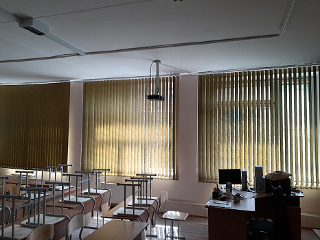 Установили вертикальные жалюзи в образовательном классе школы фото